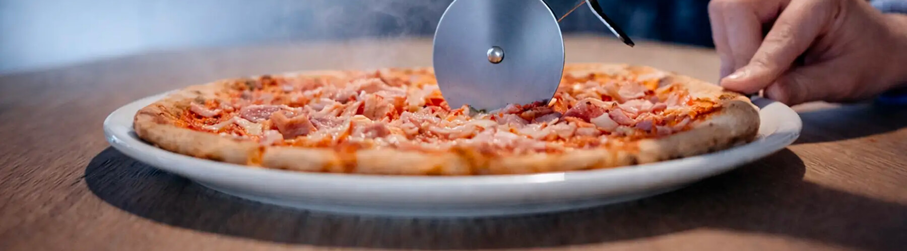 Une découpe de pizza prête à servir