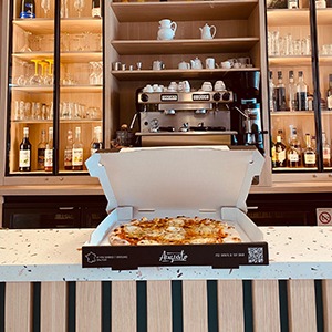 photo pizza dans sa boite