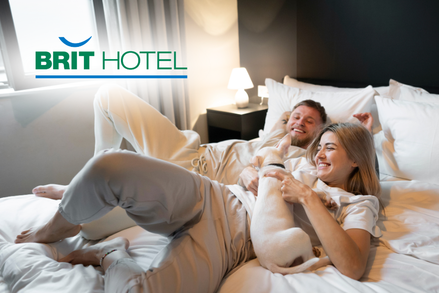 Vue sur un jeune couple dans une chambre d'hôtel du réseau Brit Hôtel