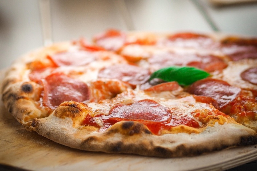 Zoom sur une pizza artisanale au chorizo, illustrant une solution de snacking clé en main