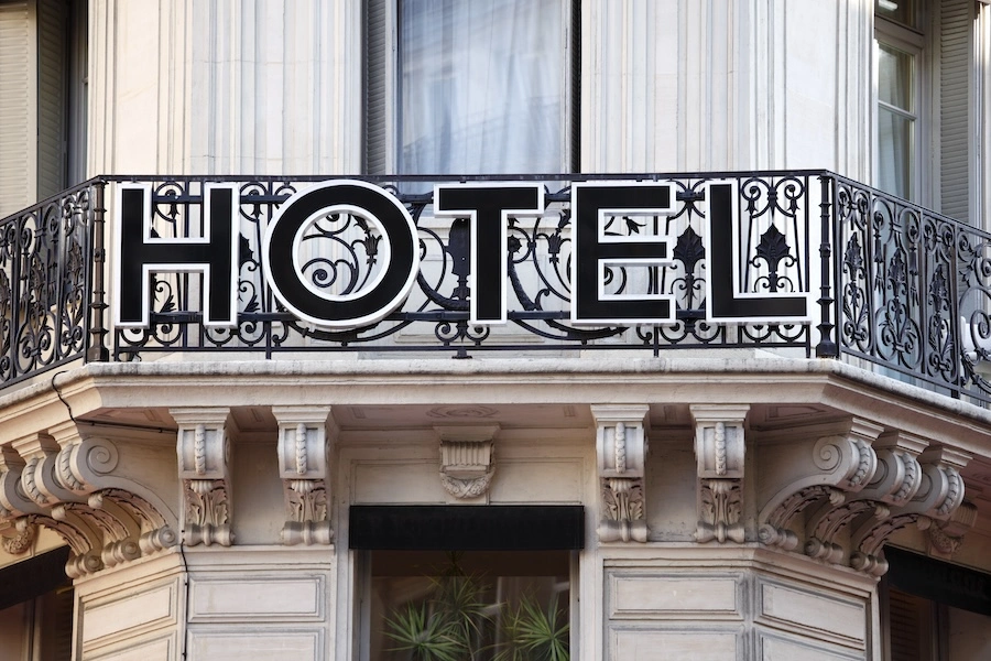 Devanture d'un hôtel 3* qui souhaite passer à 4* grâce à une solution de snacking clé en main
