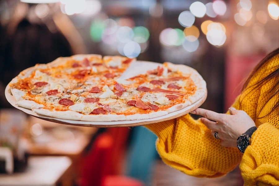Zoom sur une pizza artisanale, illustrant une solution de snacking clé en main