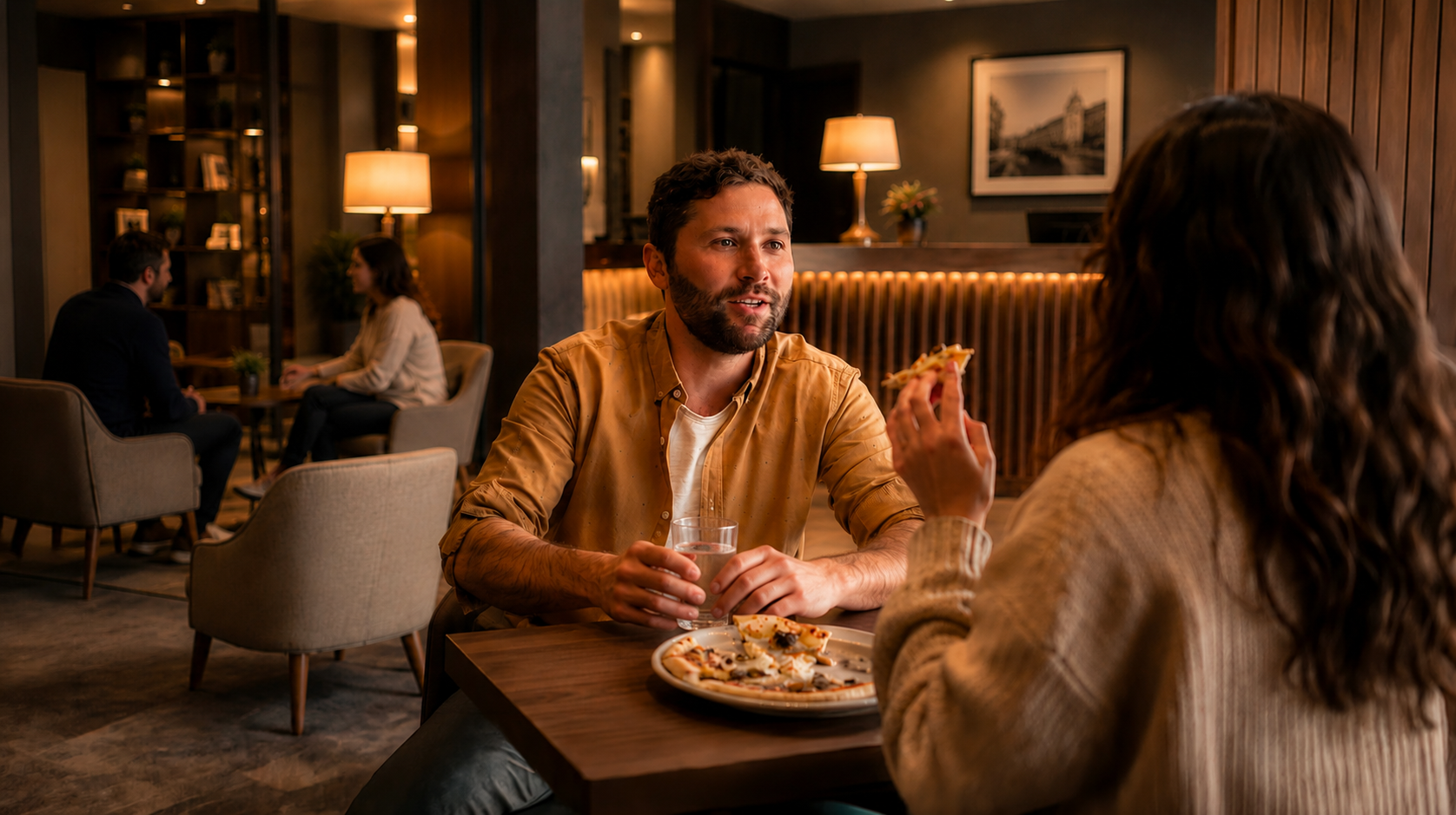 un couple degustent une pizza dans un hotel