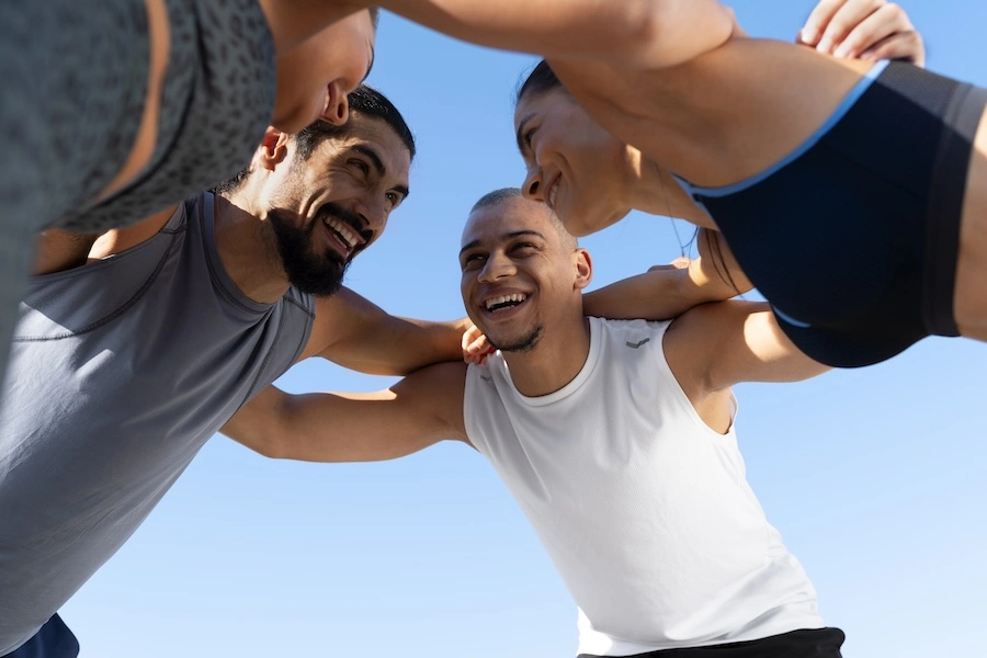 Adhérents d'un club de sport rassemblés après l'entraînement, illustration des moments de partage à valoriser au club-house